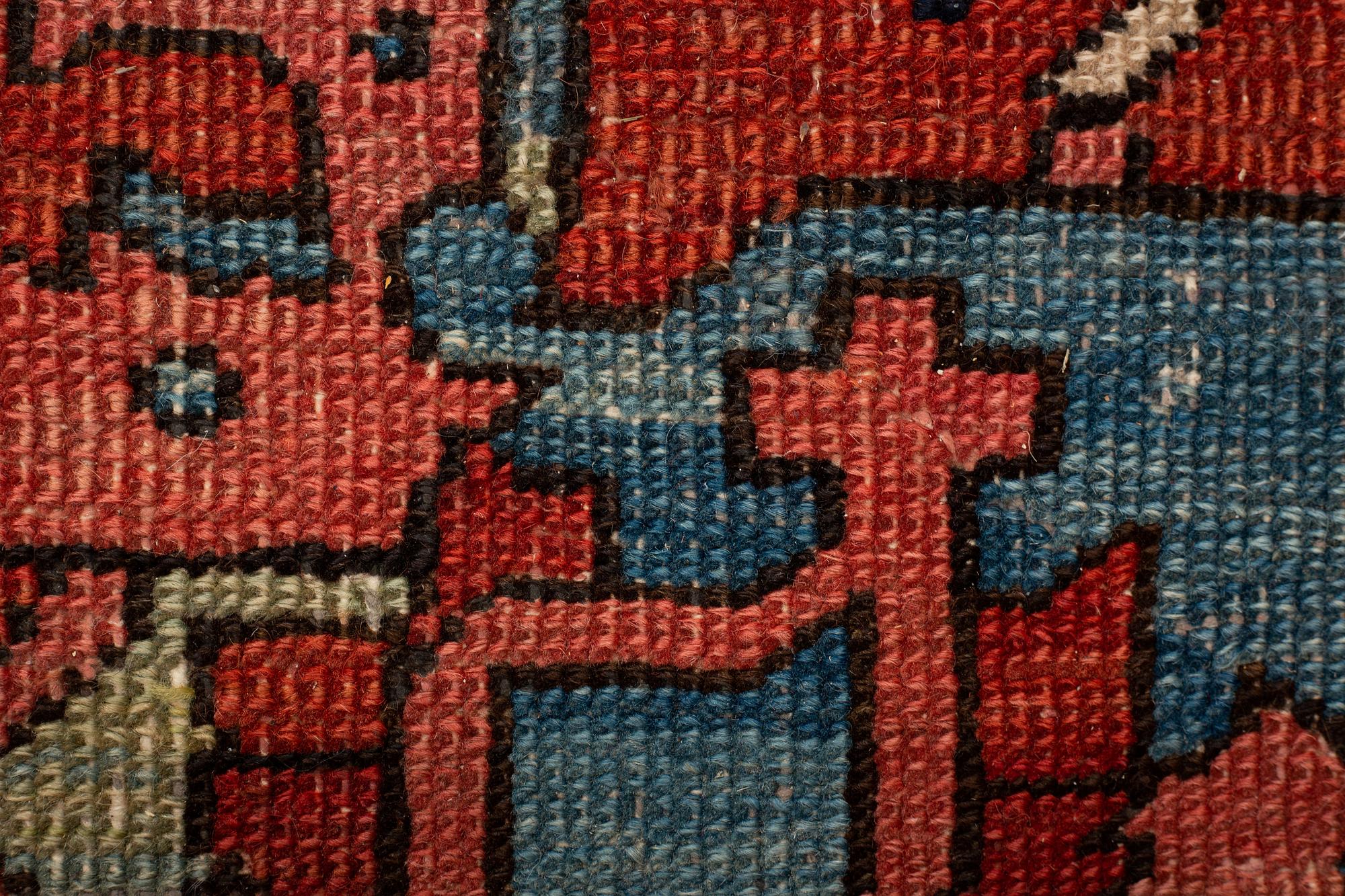 Matta, antik/semiantik Heris, ca 356 x 298 cm.