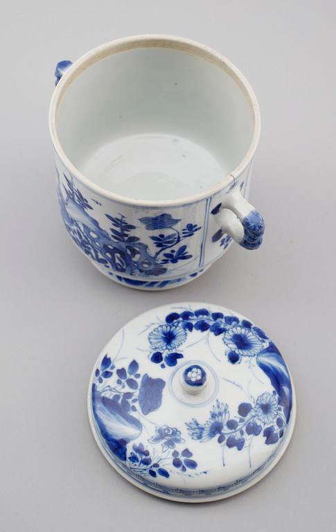 LOCKPOKAL på fot, porslin, Kina, Kangxi 1662-1722.