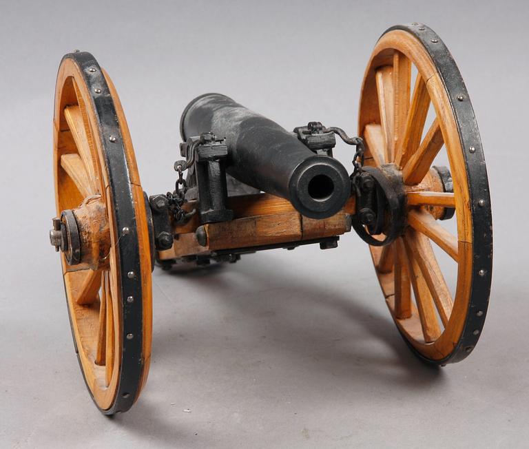 MODELLKANON, trä och metall, 1900-tal.