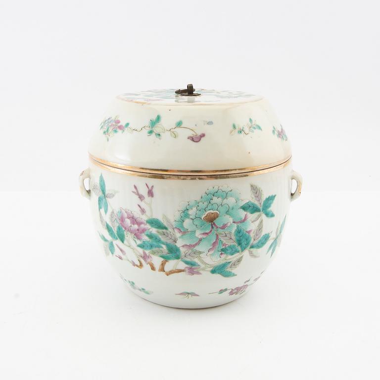 A group of Chinese porcelain, late Qing dynasty/20th Century.