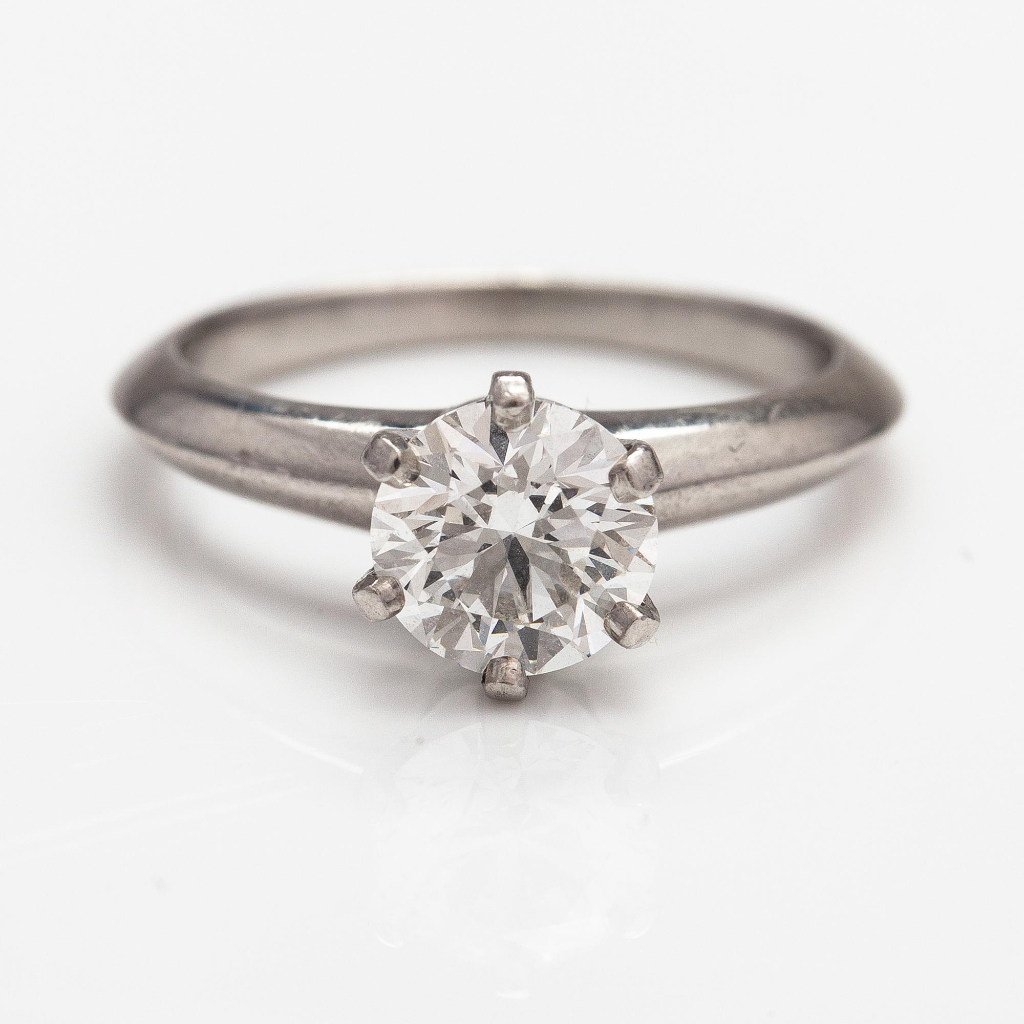 Tiffany & Co, Ring, platina och diamant ca 1.08 ct. Märkt Tiffany & Co, 18974568.