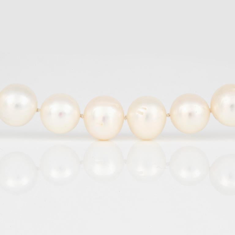 PÄRLCOLLIER, odlade sötvattenspärlor med lås i 18K guld dekorerad av grön sten samt rosenslipade diamanter.