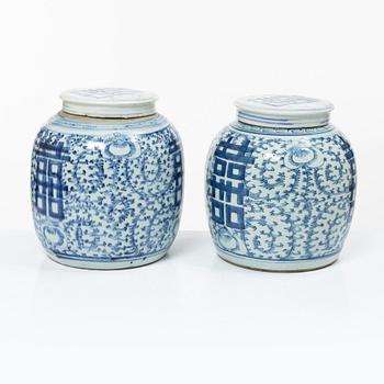 A pair of Chinese blue and white porcelain jars with covers, late Qing dynasty/around 1900.