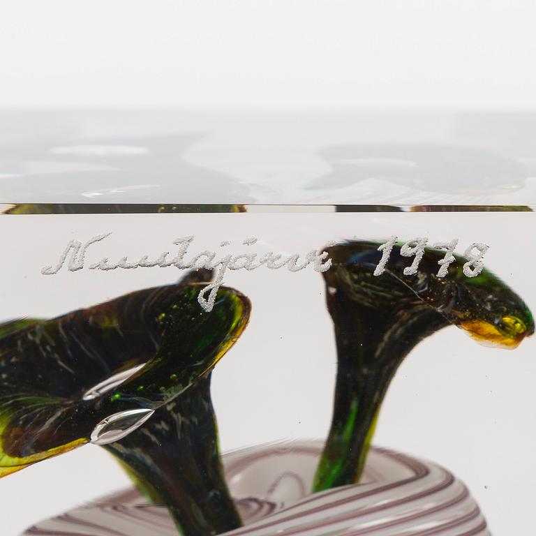 Oiva Toikka, årskub, glas, signerad Oiva Toikka, Nuutajärvi 1978, numrerad 67/2000.