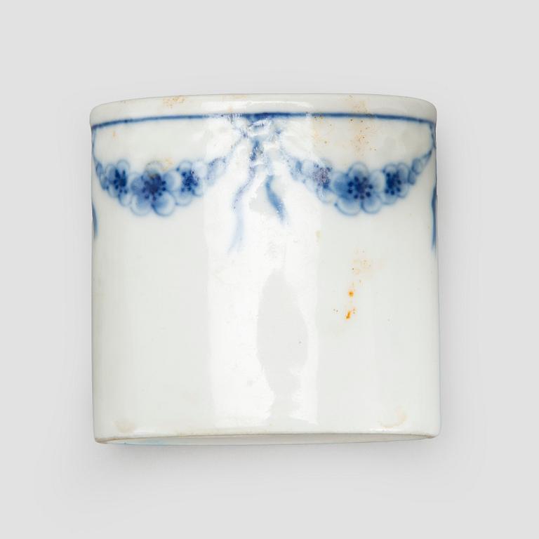 Harriet Bing, astiasto, 110 osaa, "Empire" posliini,  ja pöytäliina, Bing & Grøndahl Tanska.