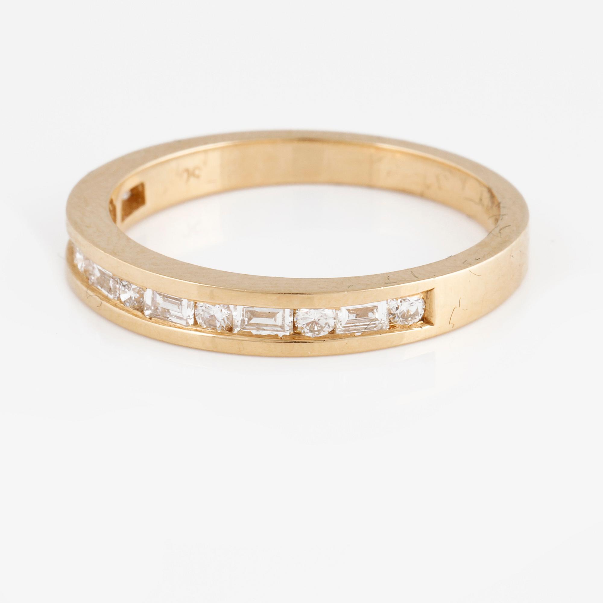 RING, 18K guld med briljant och baguetteslipade diamanter 0.50 ct. Vikt 4,9 gram.