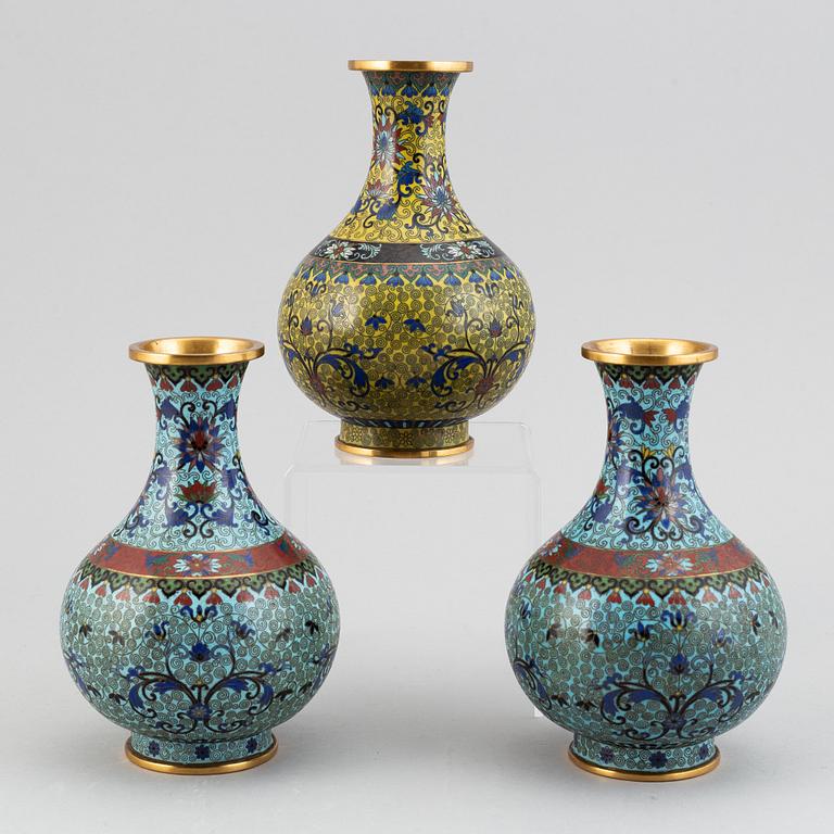 Vaser, tre stycken, cloisonné. Kina, 1900-tal.