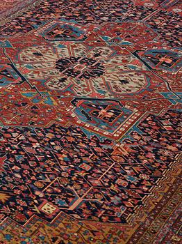 A carpet, a semi-antique West Persian, ca 466,5-470,5 x 334,5-350 cm.