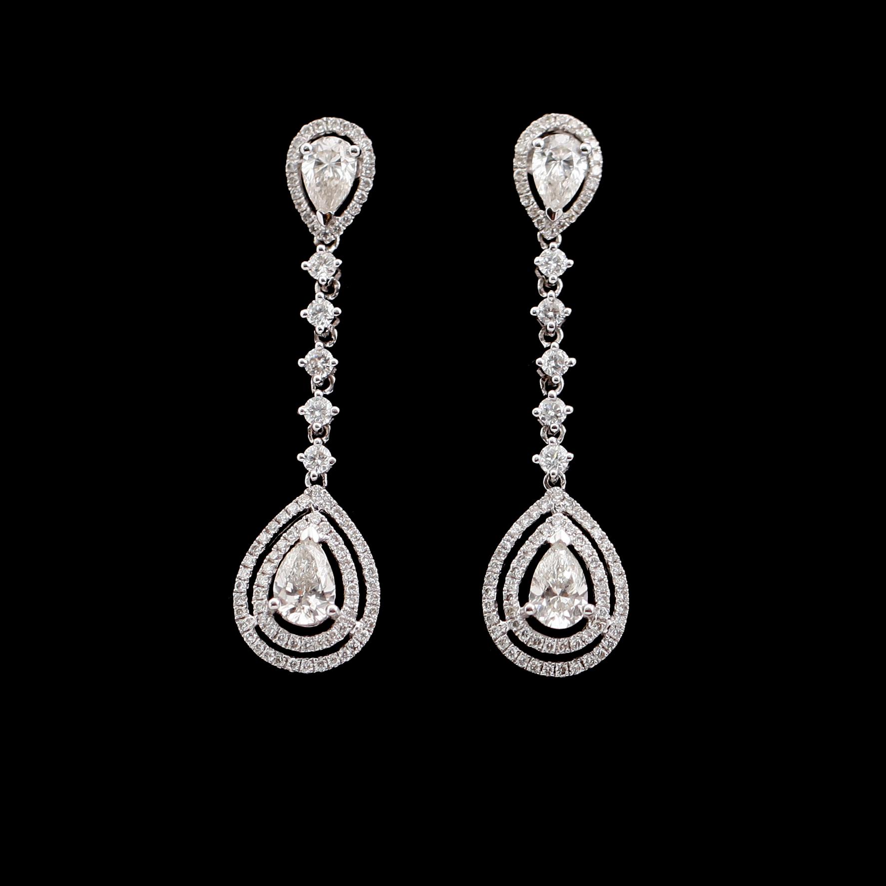 ÖRHÄNGEN, 1 par, 18 k vitguld, briljantslipade diamanter tot 2.39 ct.