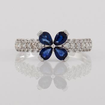 RING, 18K vitguld, diamanter tot ca 0.19 ct. och safirer tot 0.66 ct.