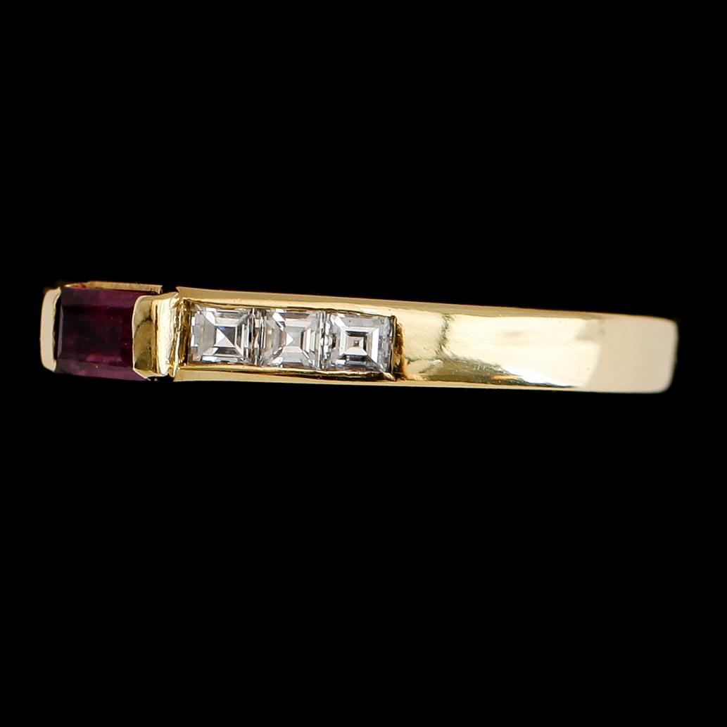 RING, 18 k guld, rubin och baguettslipade diamanter.