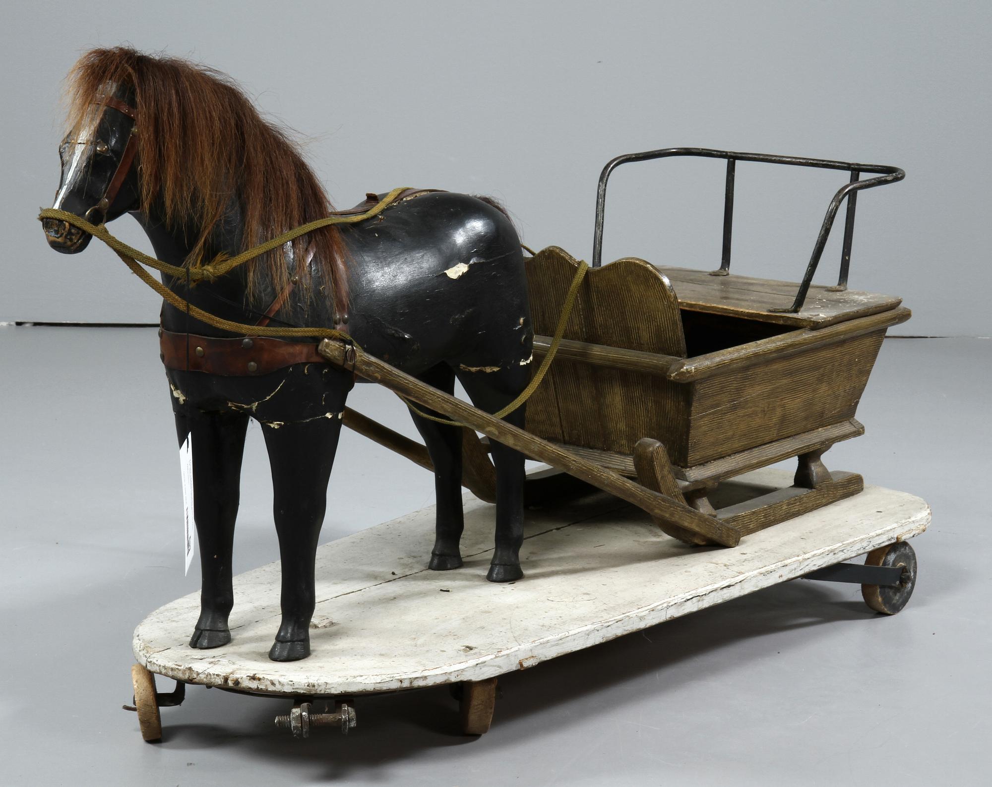 LEKSAKSHÄST med SLÄDE, trä, sekelskiftet 1800/1900.