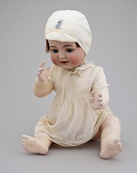DOCKA, Porslin och  papier maché, 1900-talets första hälft.