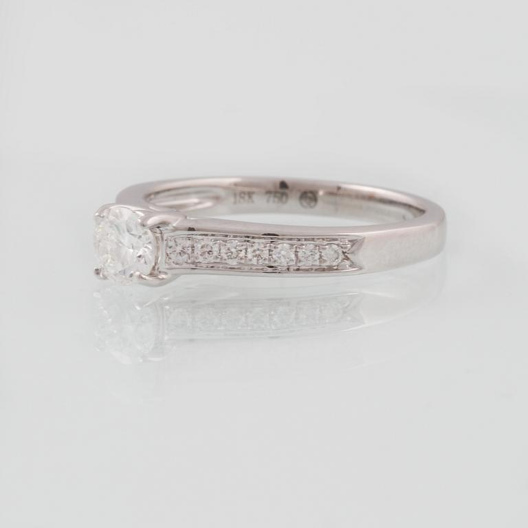 RING, 18K vitguld med briljantslipad diamant ca 0.42 ct. Vikt 3,5 gram.