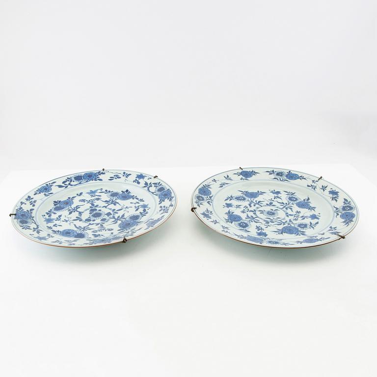 Pair of Chinese dishes, first half of the 18th century, porcelain.