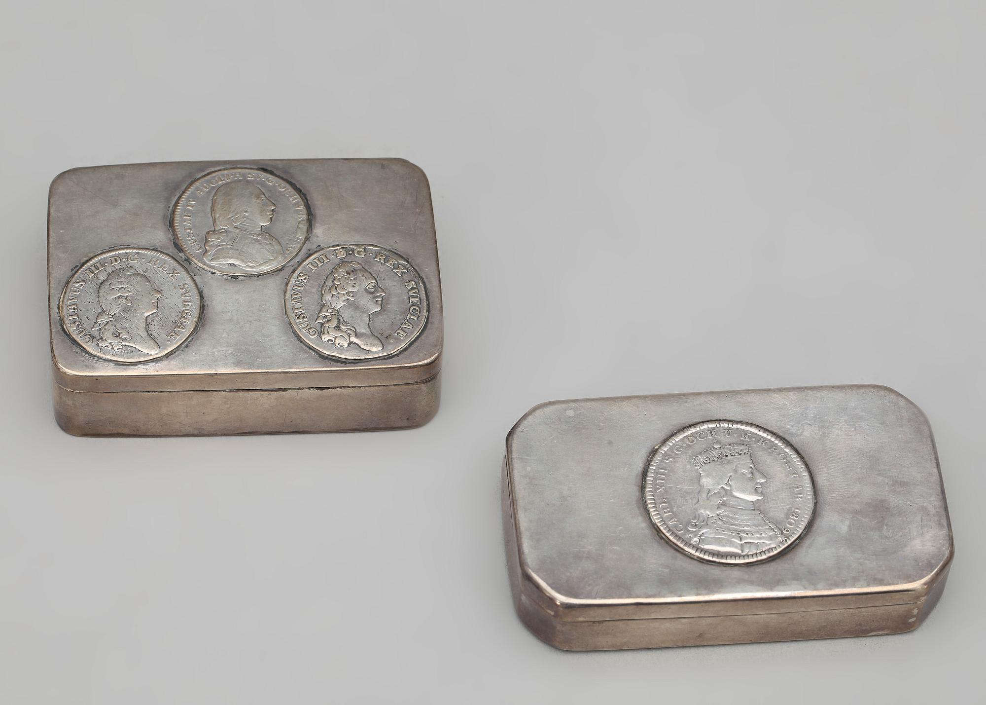 DOSOR, 2 st, silver, bla Gustaf Möllenborg, Stockholm 1823. Tot ca 179 gram.