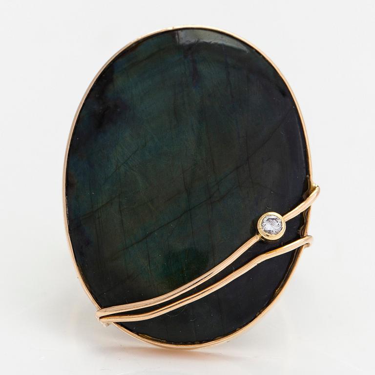 Helge Narsakka, Ring, 14K guld, spektrolit och diamant ca 0.015 ct. För Kaunis Koru, Helsingfors 1982.