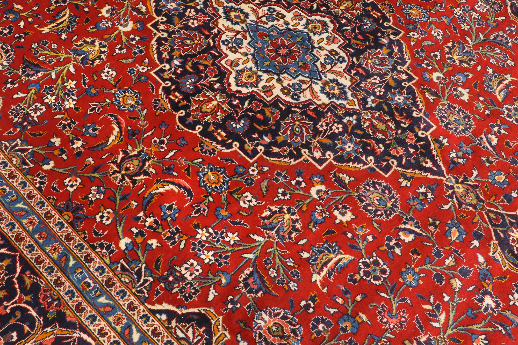 A carpet, Kashan, ca 435 x 293 cm.