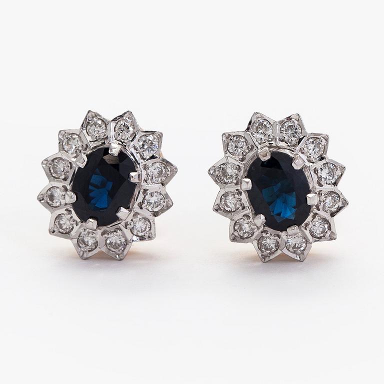 Earrings, faceted sapphires, brilliant cut diamonds, 14K gold and white gold.