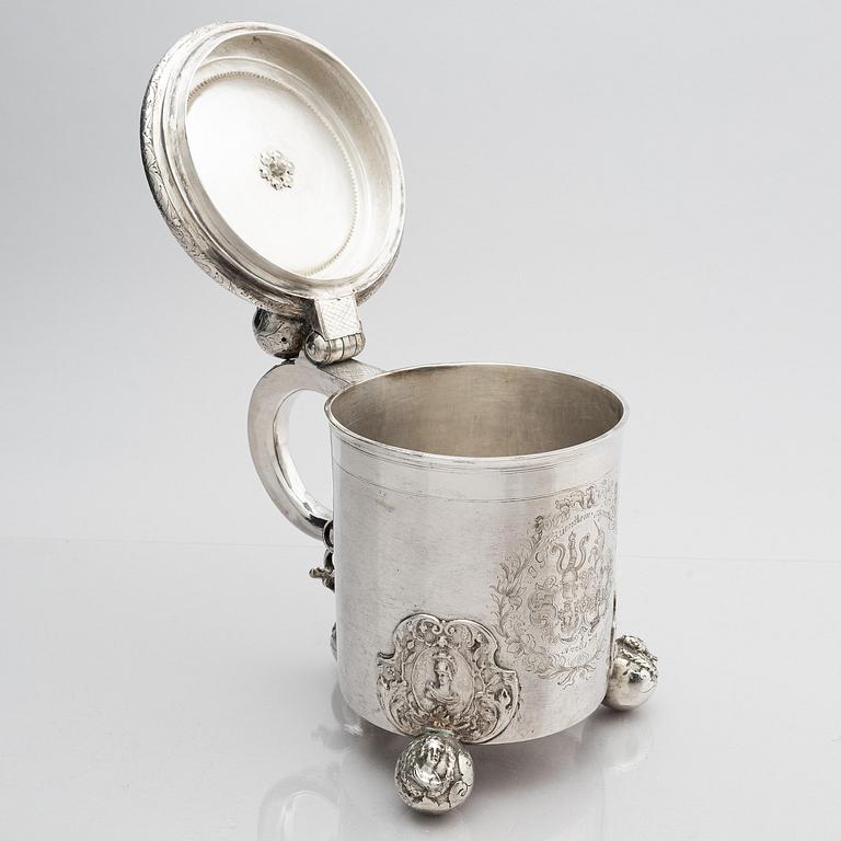 Andreas Berg, dryckeskanna, silver, (verksam 1712-1717), Pärnu, Estland. Senbarock.
