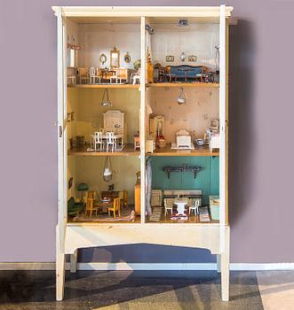 A doll house with interior including Nolbyn and Nordiska Kompaniet first half of the 20th century.