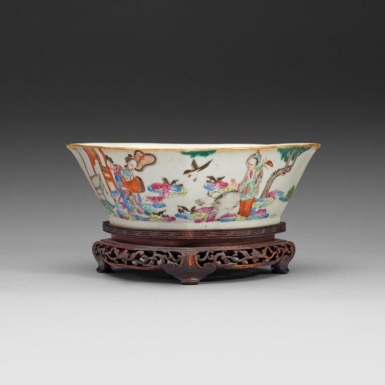 A famille rose bowl, Qing dynasty late 19th century.