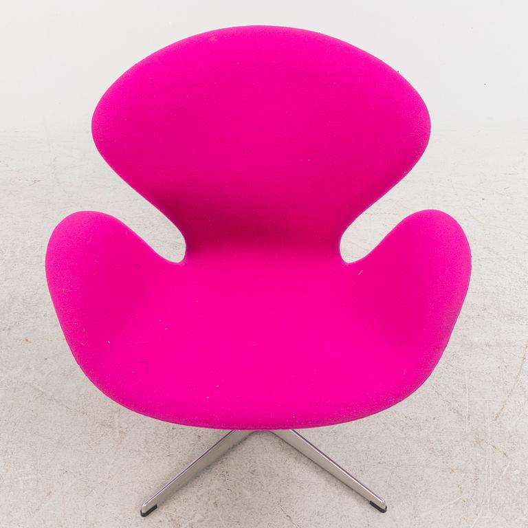Arne Jacobsen, fåtölj, "Svanen", för Fritz Hansen, 2011.