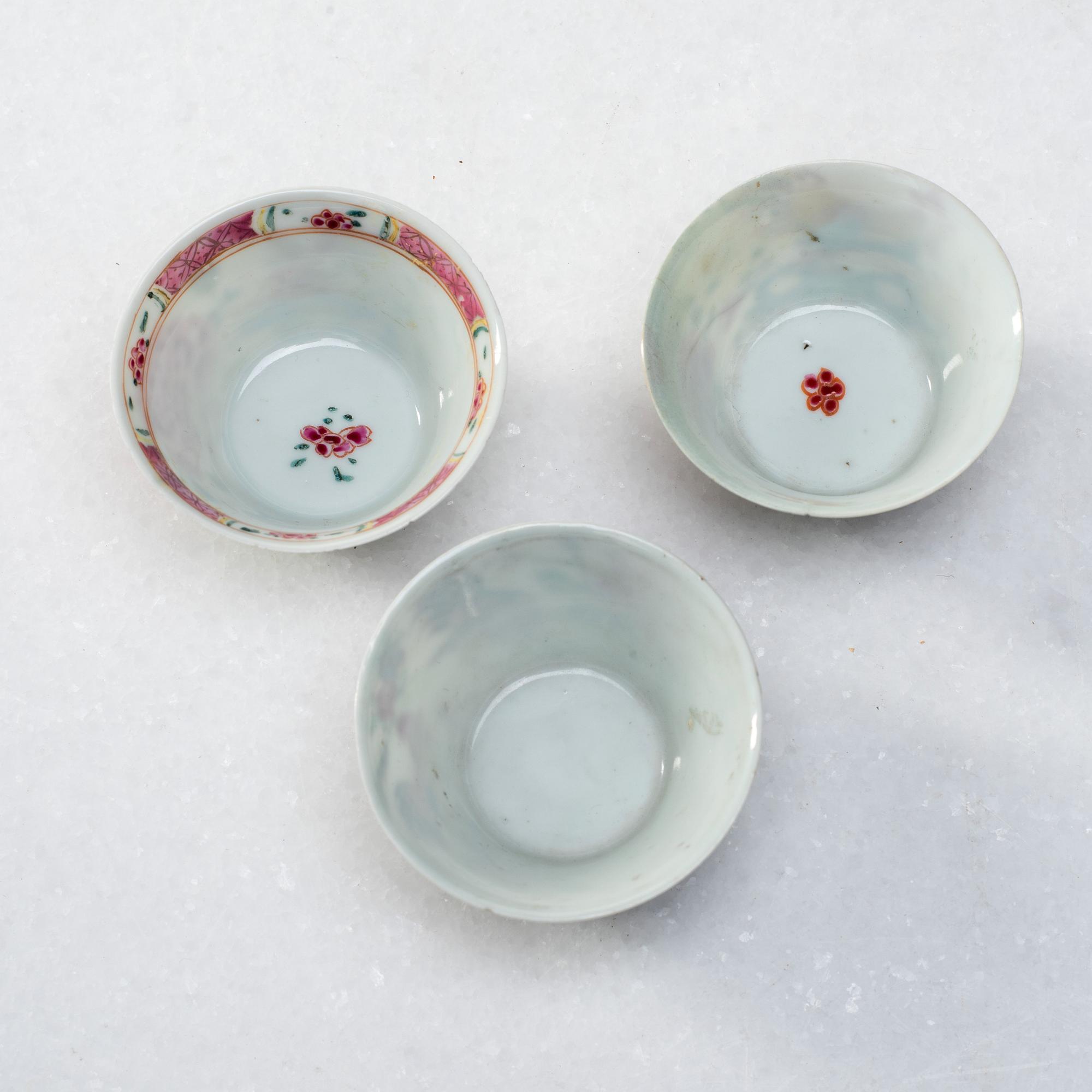 KOPPAR med FAT, tre stycken, porslin. Qingdynastin, Yongzheng (1723-35).