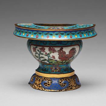 A cloisonné wall vase, late Qing dynasty.