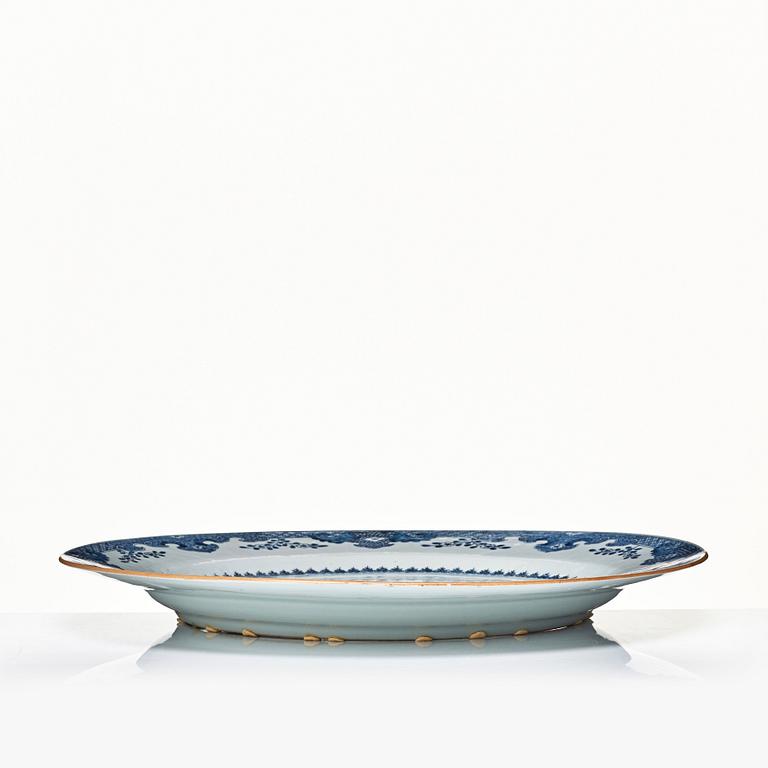 A large blue and white export serving dish, Qing dynasty, Qianlong (1736-95).