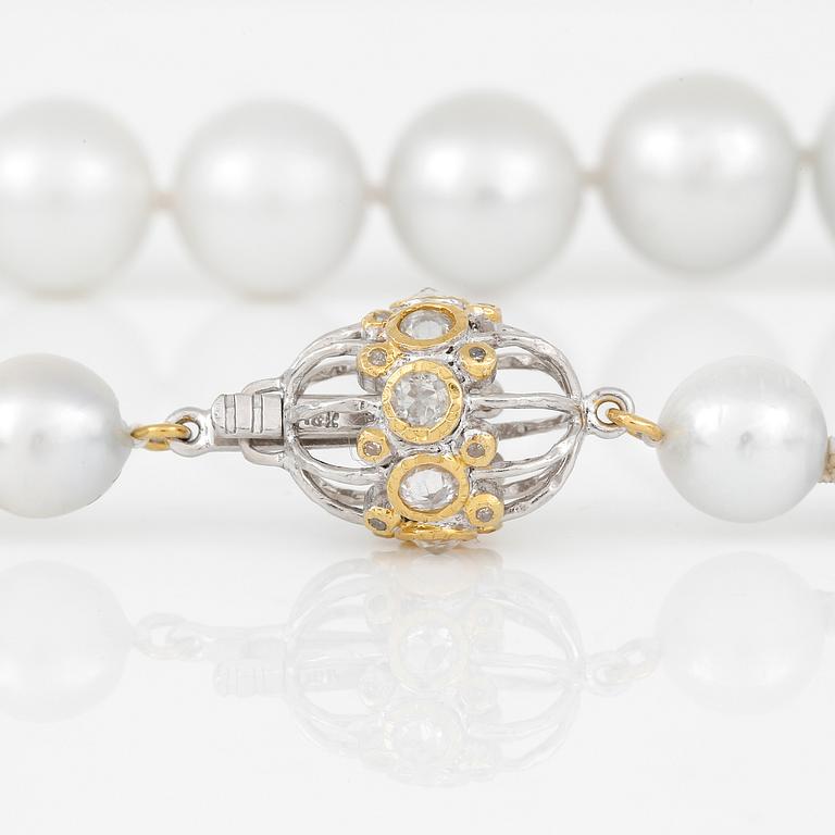 HALSBAND, med odlade 'South Sea' pärlor och rosenslipade vita safirer och diamanter.