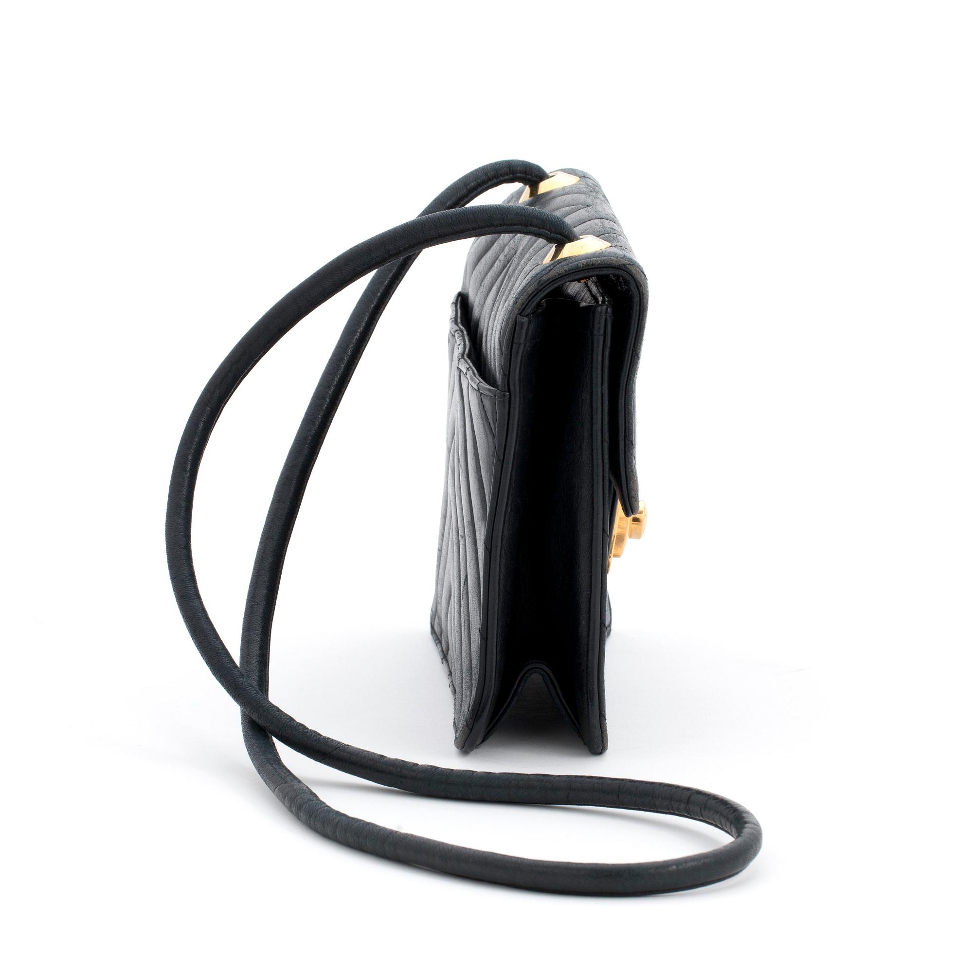 CHANEL, axelremsväska.