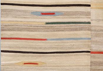 Matta, orientalisk slätväv, ca 315 x 222 cm.