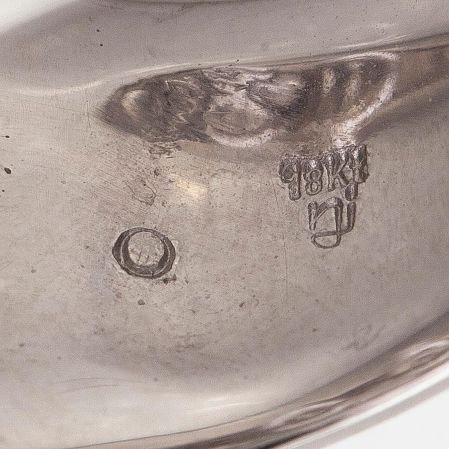 An 18K white gold ring, diamonds totalling approx. 0.21 ct, Italy.