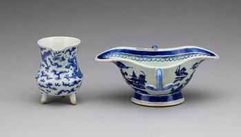 GRÄDDKANNA SAMT SÅSSNIPA, porslin. Kina 1800-tal.