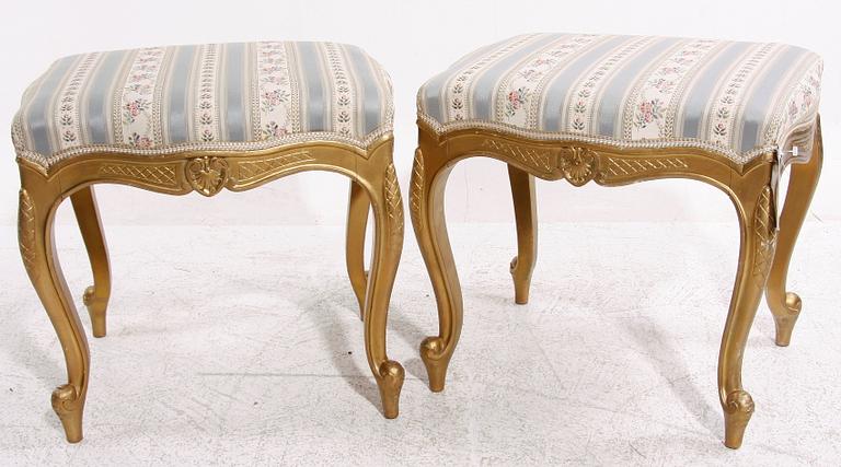 TABURETTER, ett par, rokokostil.