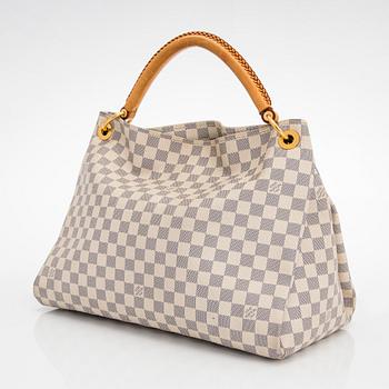 Louis Vuitton, an 'Artsy MM' handbag.