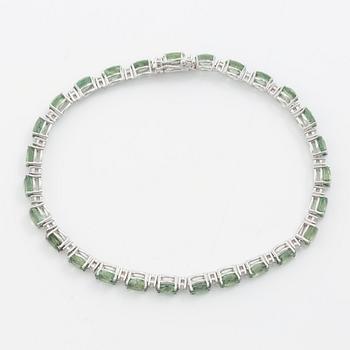 Bracelet 18K white gold with green sapphires and brilliant-cut diamonds.