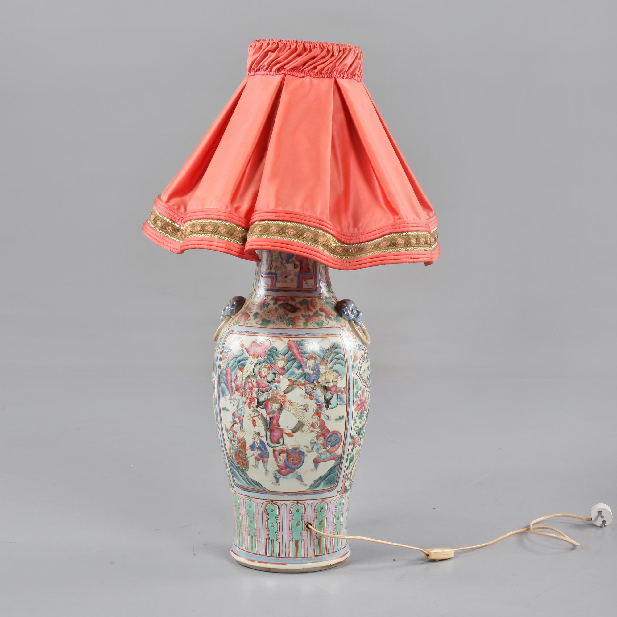 GOLVLAMPA, porslin, Kina, 1900-talets första del.