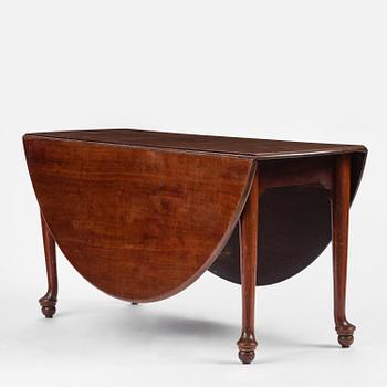 A George III mahogany gateleg table, late 18th century.