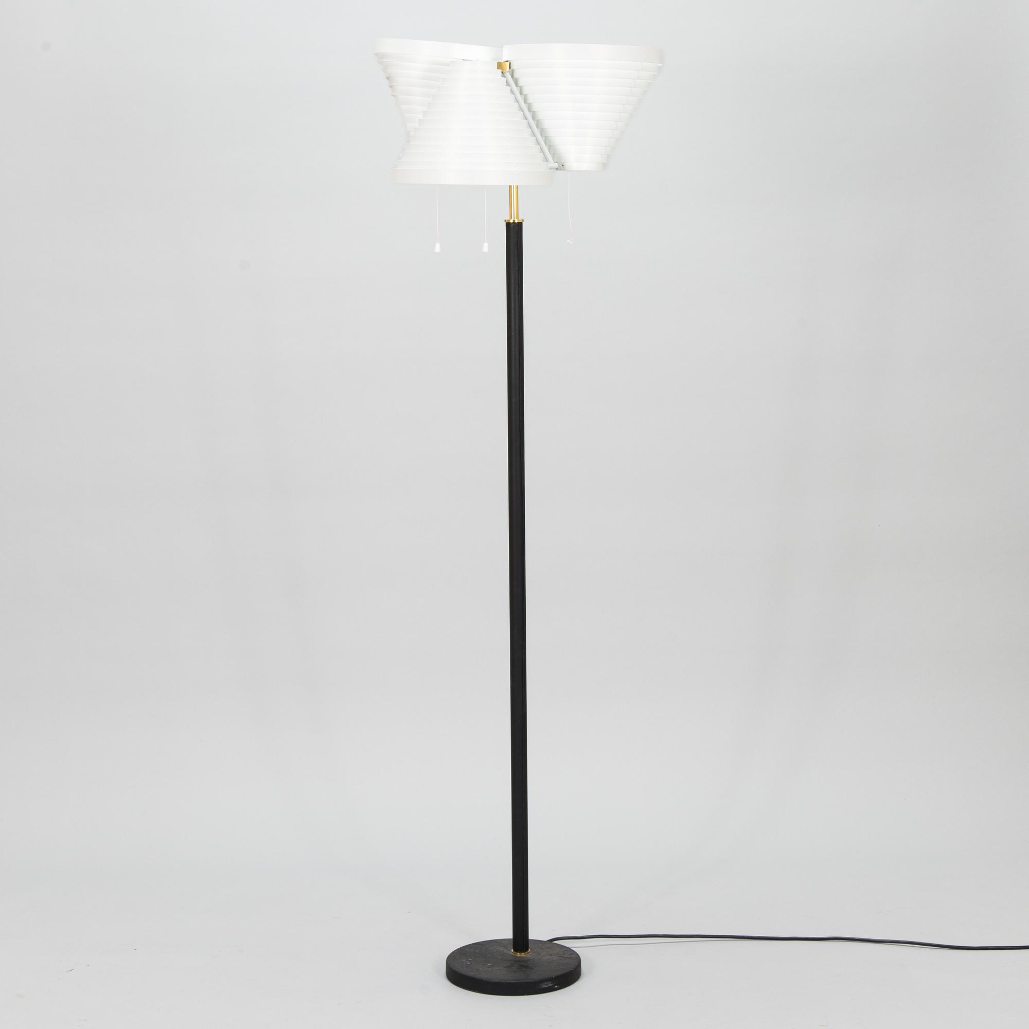 Alvar Aalto, lattiavalaisin, malli A809, Valaisinpaja, Artek, 1900-luvun loppu.