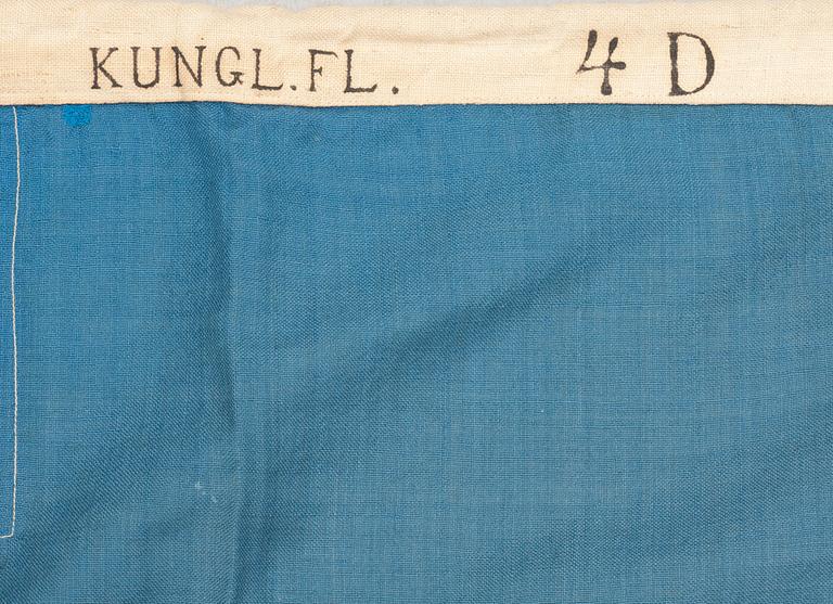 TRETUNGAD FLAGGA MED RIKSVAPNET, märkt Kunglig Flagg D. Tillhörande Änkedrottning Sofia. Omkring 1900.