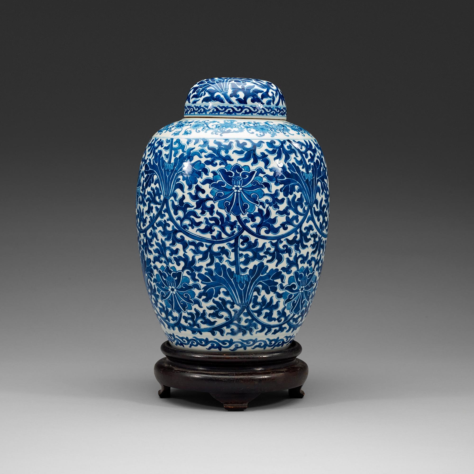 A blue and white jar with cover, Qing dynasty, 19th Century.
