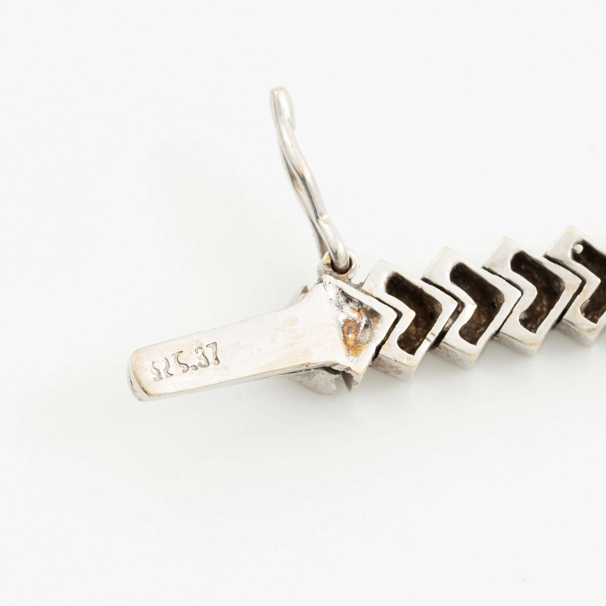 Collier 18K vitguld med briljantslipade  diamanter.