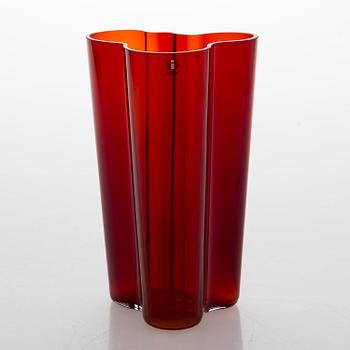 ALVAR AALTO, A red 'Savoy' glass vase, Iittala 2000s.