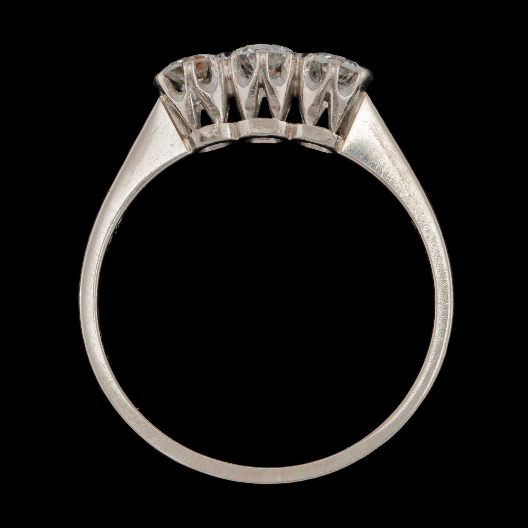 RING, 18 k vitguld med 3 briljantslipade diamanter, tot 0.42 ct, Juvel-Ateljen Malina, Göteborg, 1953. Vikt 3 g.