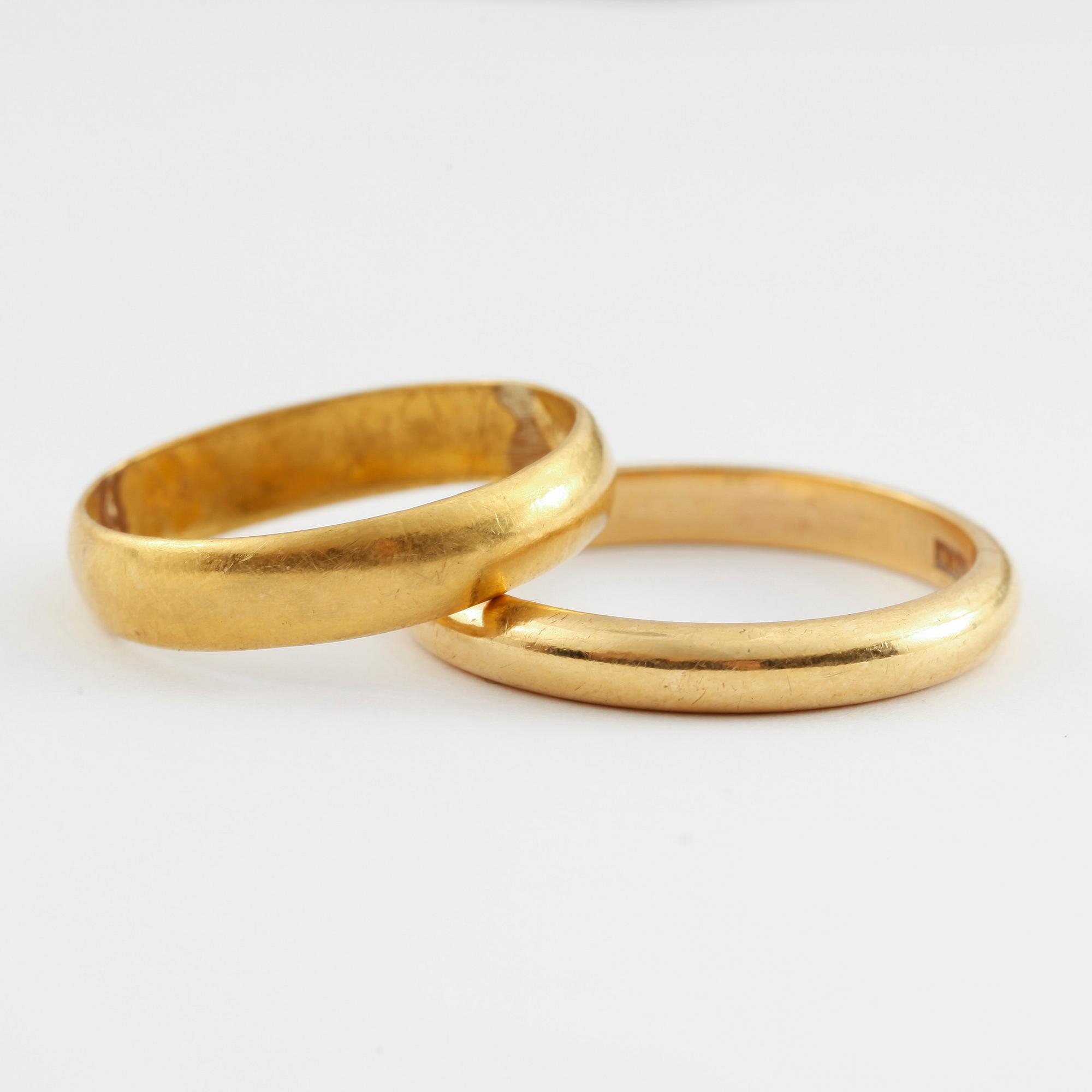 RINGAR, 2 st, guld 23 k respektive guld 20 k. 1900-talets första hälft. Vikt ca 9 g.