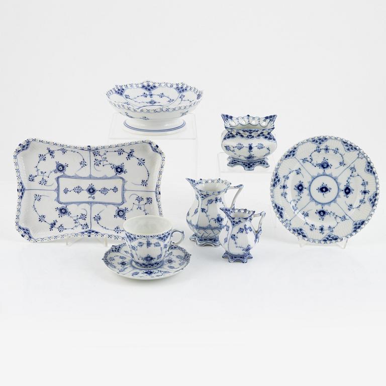 Royal Copenhagen, servis, 38 delar, porslin, "Musselmalet", hel- och halvblond.