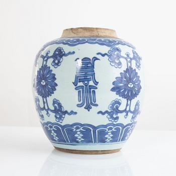 A blue and white Chinese jar, Qing dynsaty, Kangxi (1662-1722).