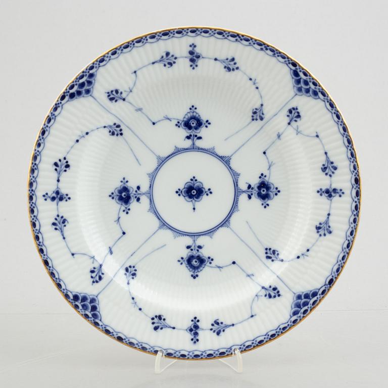 A plate, a coffeecup with saucer and a moca cup with saucer, "Blue Fluted half lace"/"Musselmalet", Royal Copenhagen.